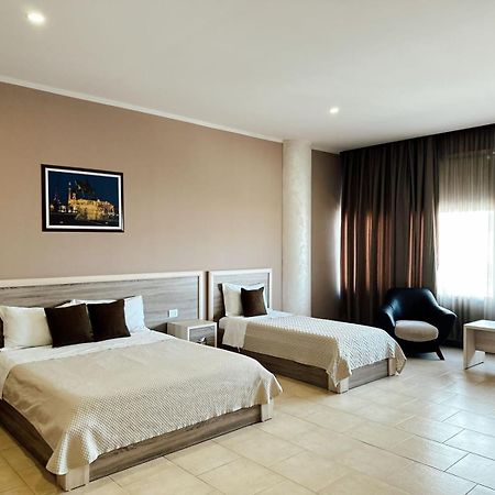 Hotel Terminal Tirana Buitenkant foto