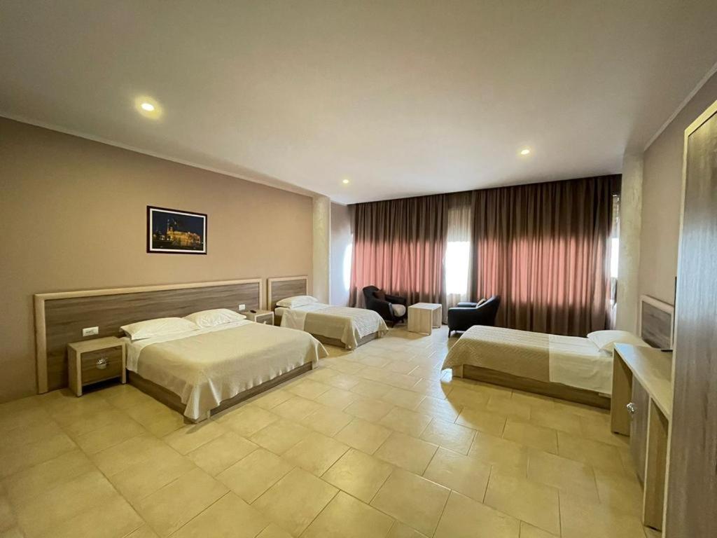 Hotel Terminal Tirana Buitenkant foto