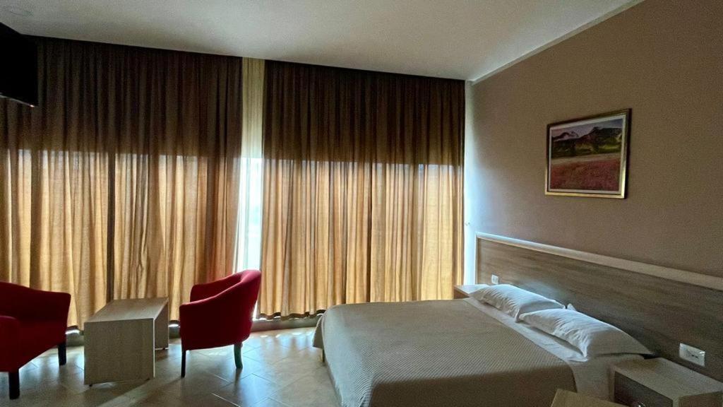 Hotel Terminal Tirana Buitenkant foto