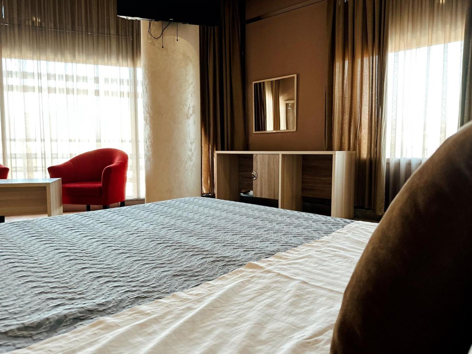 Hotel Terminal Tirana Buitenkant foto
