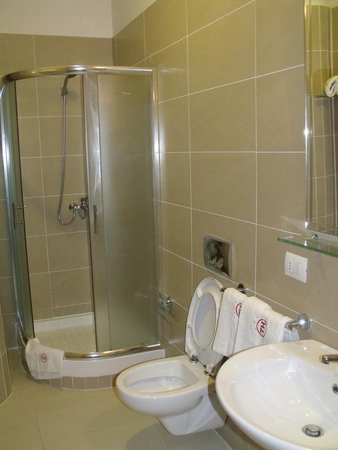 Hotel Terminal Tirana Buitenkant foto
