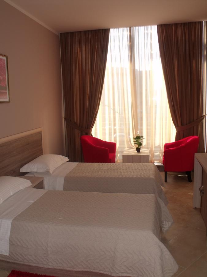 Hotel Terminal Tirana Buitenkant foto