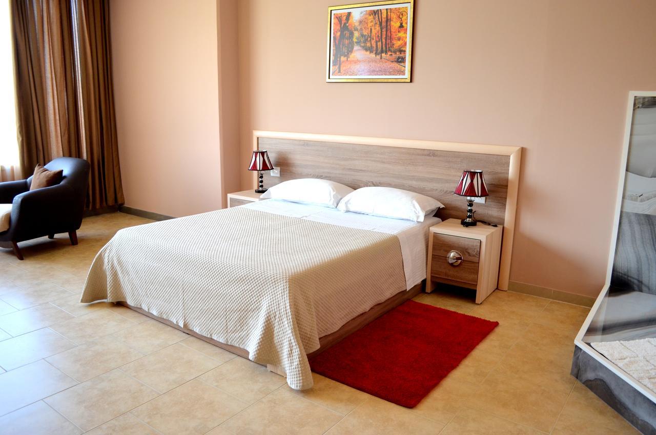 Hotel Terminal Tirana Buitenkant foto