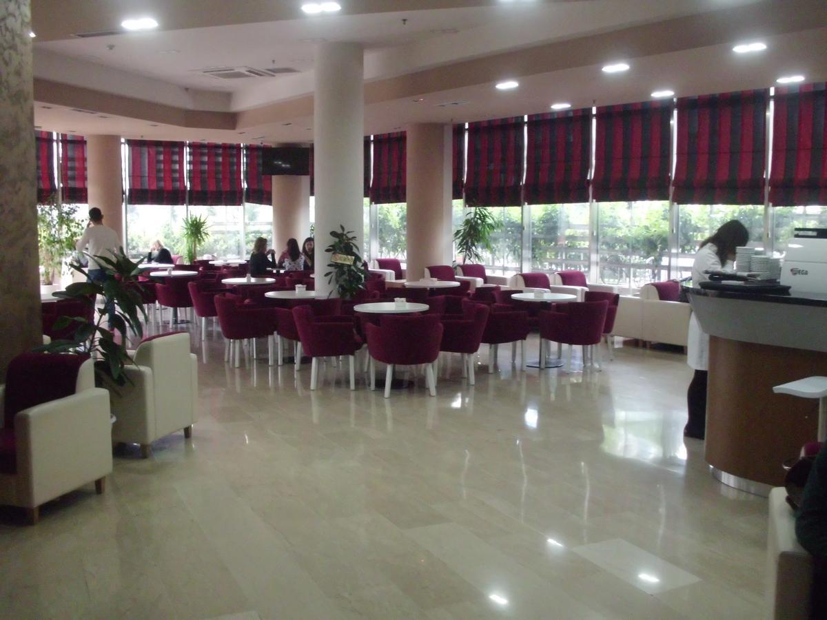 Hotel Terminal Tirana Buitenkant foto