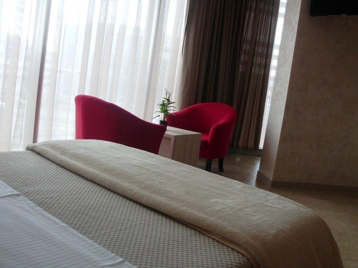 Hotel Terminal Tirana Buitenkant foto