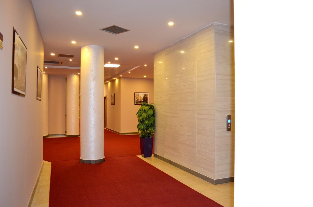 Hotel Terminal Tirana Buitenkant foto