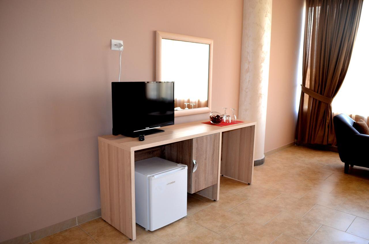 Hotel Terminal Tirana Buitenkant foto