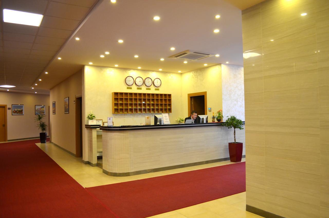 Hotel Terminal Tirana Buitenkant foto