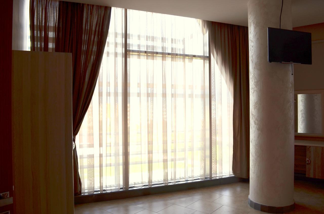 Hotel Terminal Tirana Buitenkant foto