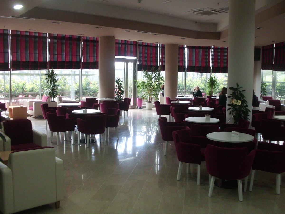 Hotel Terminal Tirana Buitenkant foto